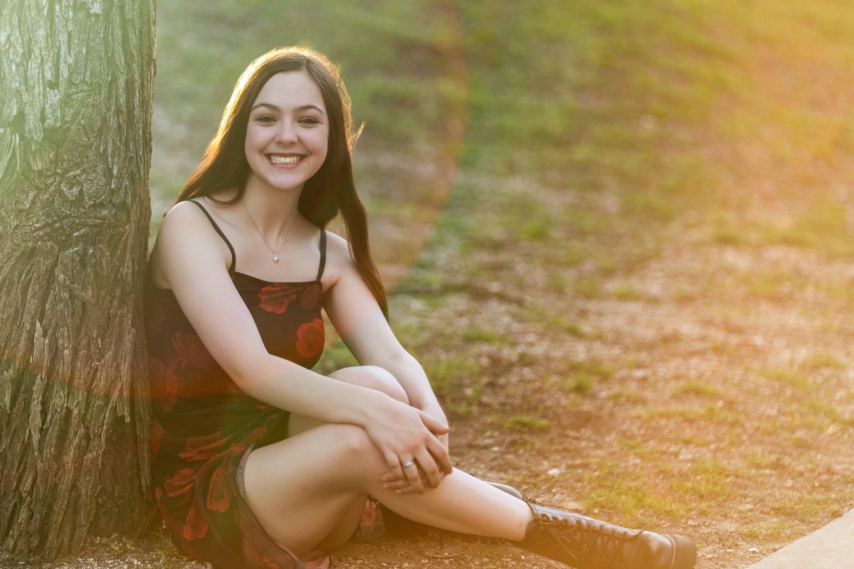 Hailey_Senior_Girl_portrait_in_park-13.jpg