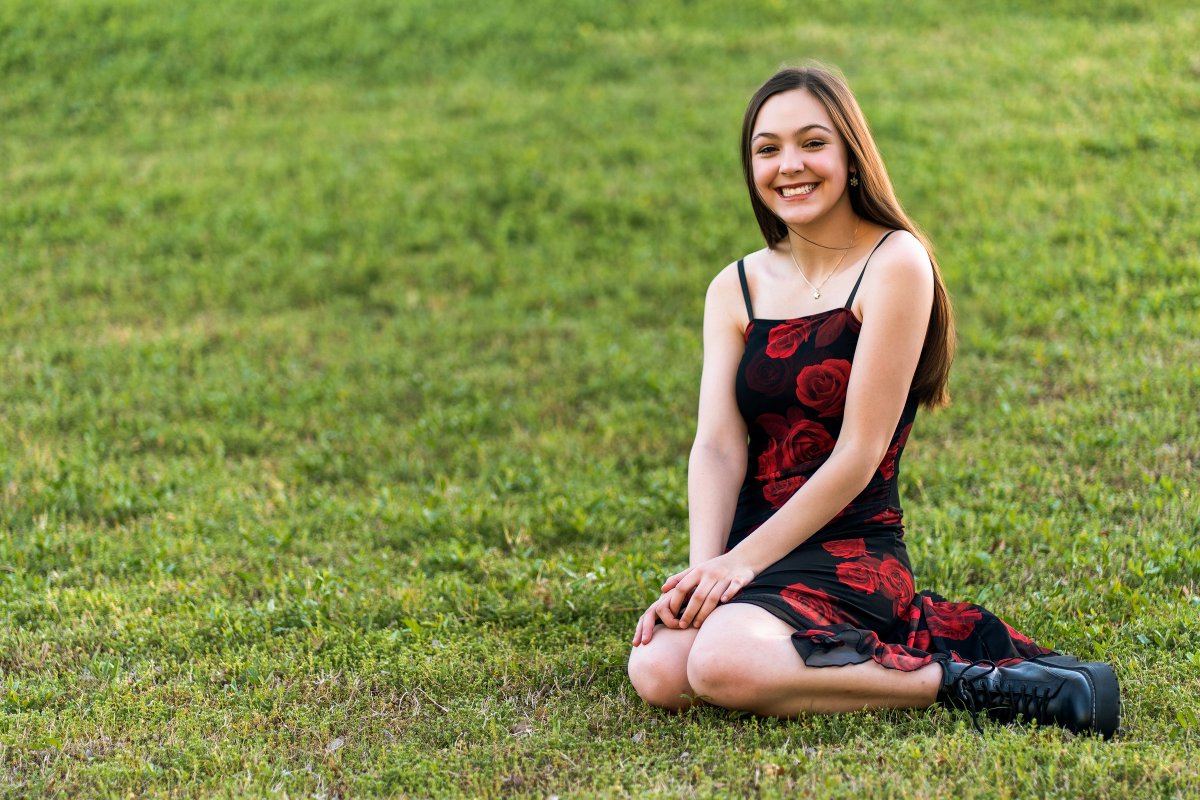 Hailey_Senior_Girl_portrait_in_park-3.jpg