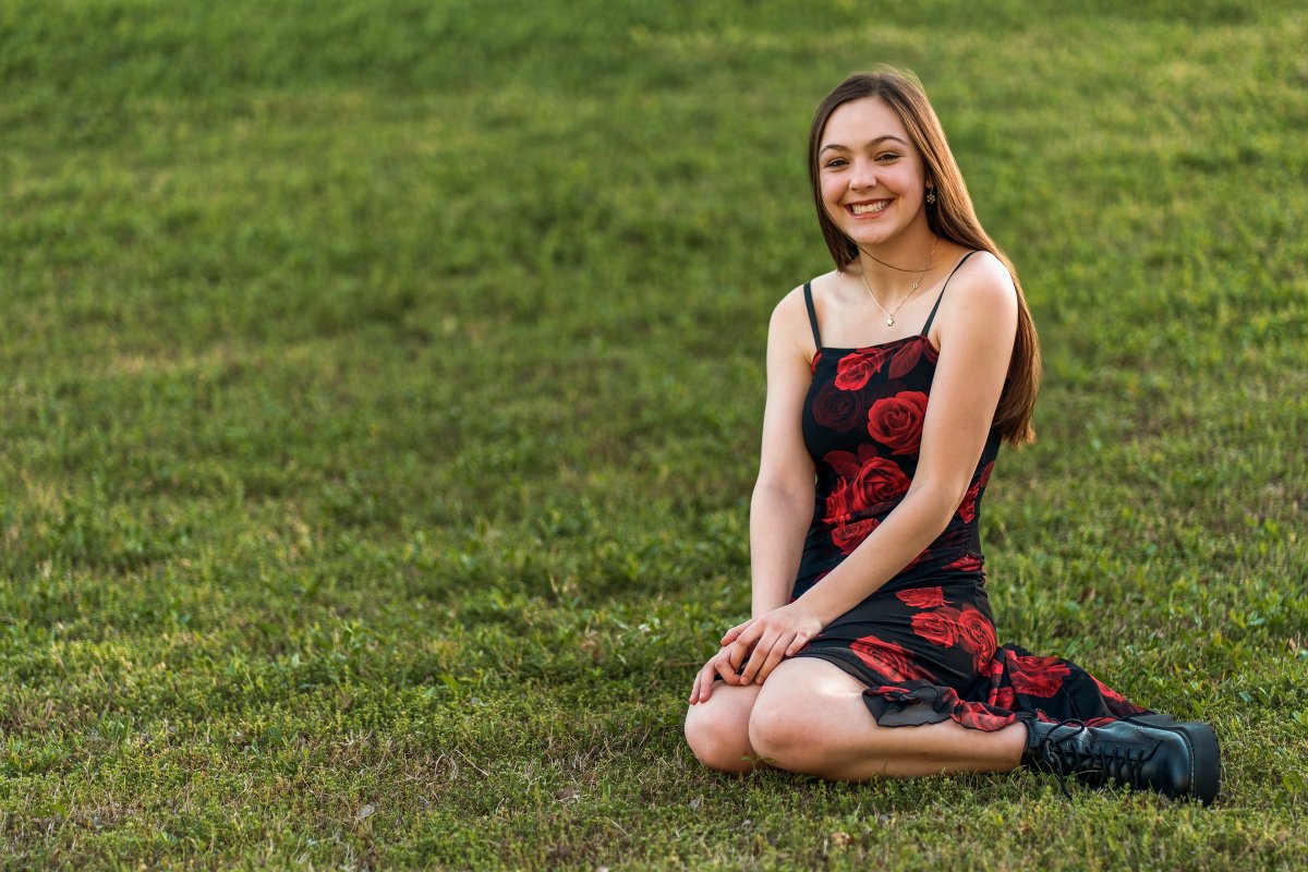Hailey - Senior Portrait Session in Limestone Quarry Park — frame 16 of 21