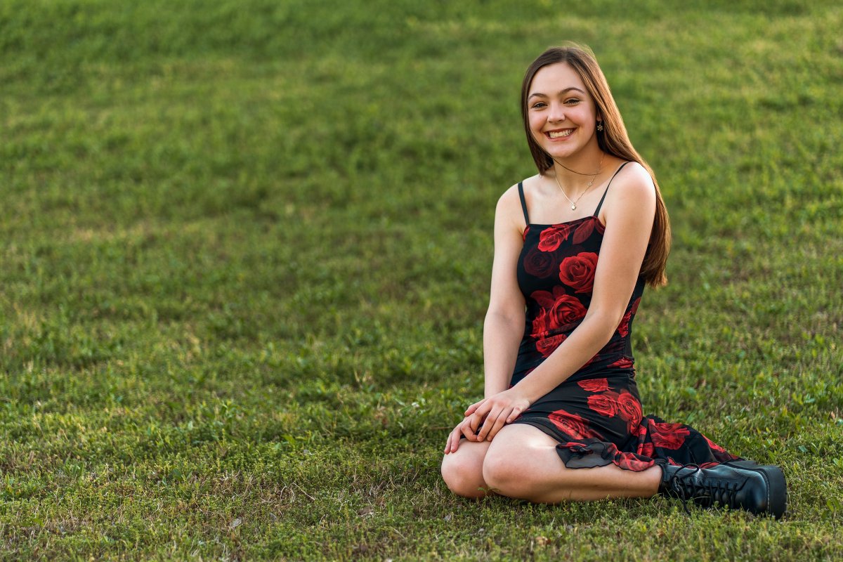 Hailey_Senior_Girl_portrait_in_park-4.jpg