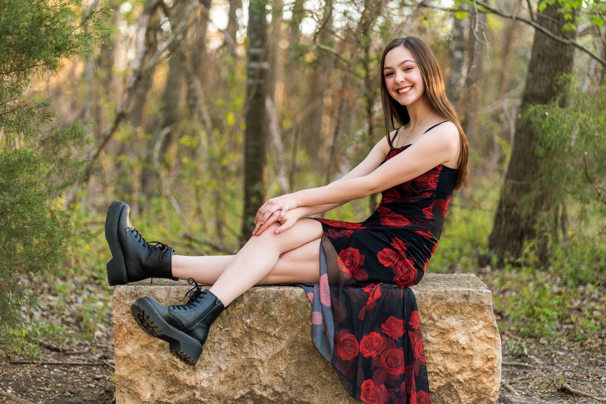 Hailey_Senior_Girl_portrait_in_park-8.jpg