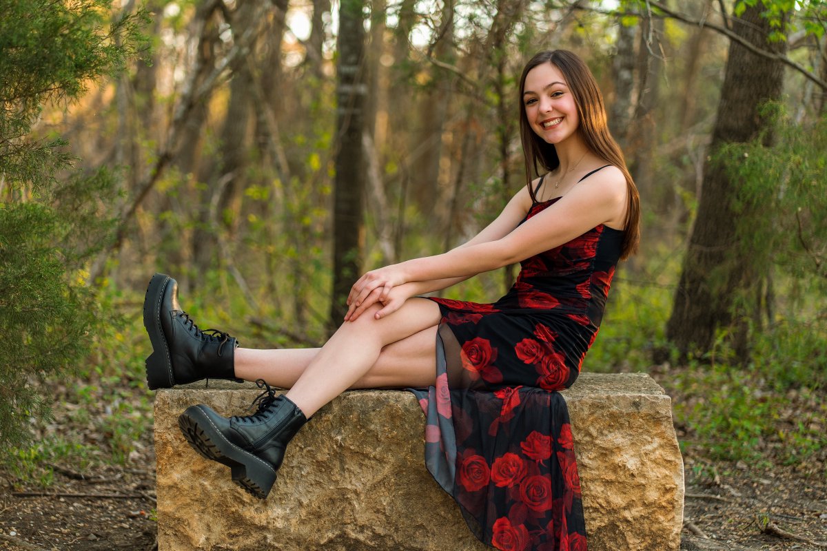 Hailey - Senior Portrait Session in Limestone Quarry Park — frame 21 of 21