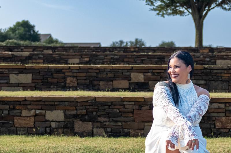 Outdoor senior portrait with well-coordinated outfit